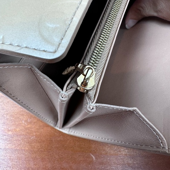 Authentic Louis Vuitton Vernis Porte
Long Bifold Wallet - Picture 4 of 14